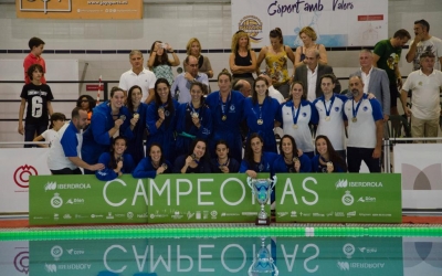 Les noies de l'Astralpool femení amb el trofeu de campiones de Supercopa | RFEN